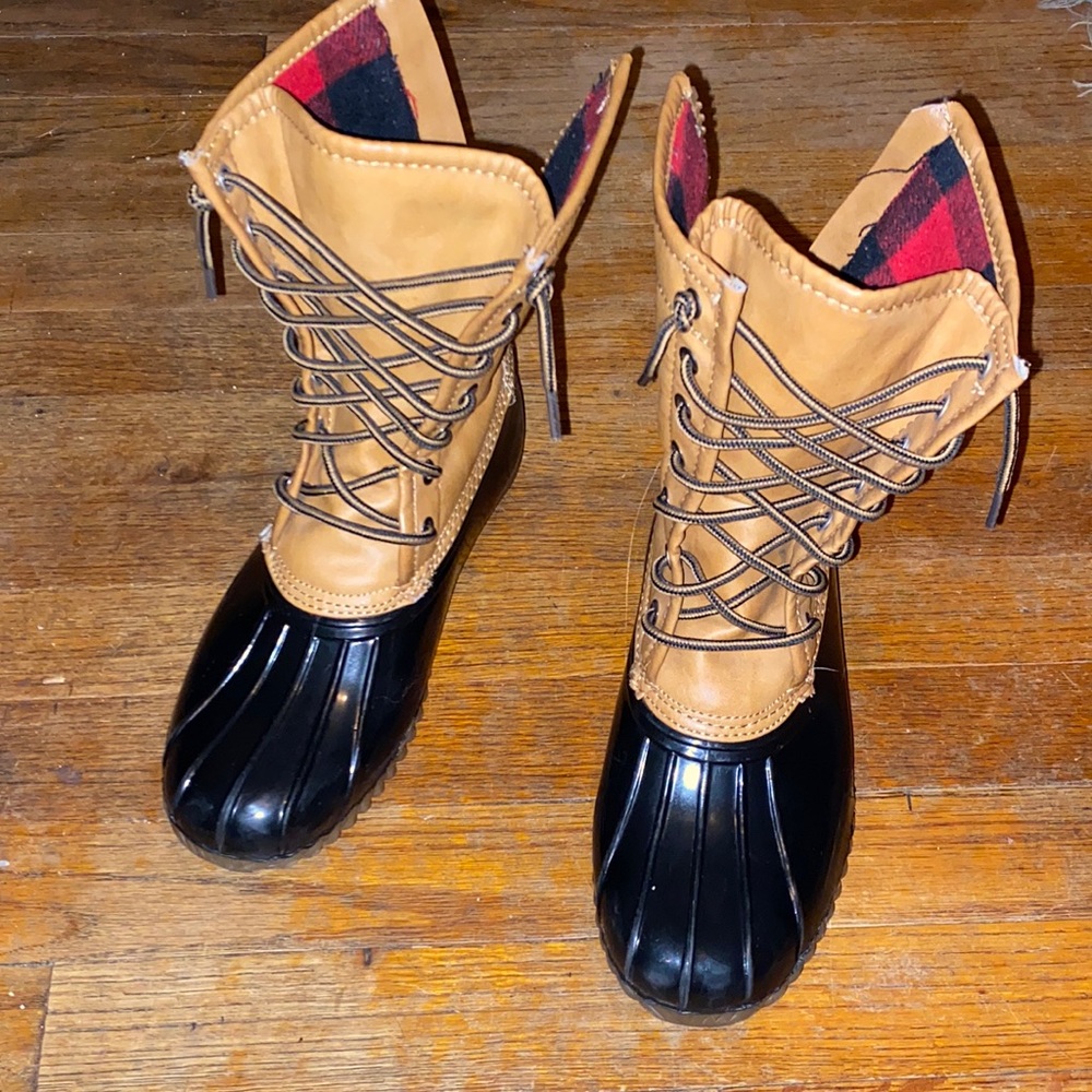 Duck Boots Madden Girl Flurry 7. Run small.bzip back lace front. Good condition.